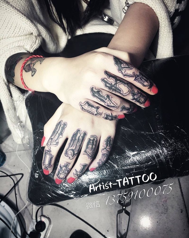 手指啊。老铁扎心啦。纹身图片