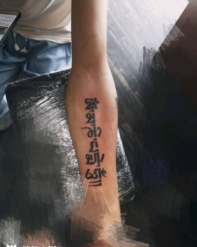 六字真言纹身图片_手臂图腾字梵文纹身图案