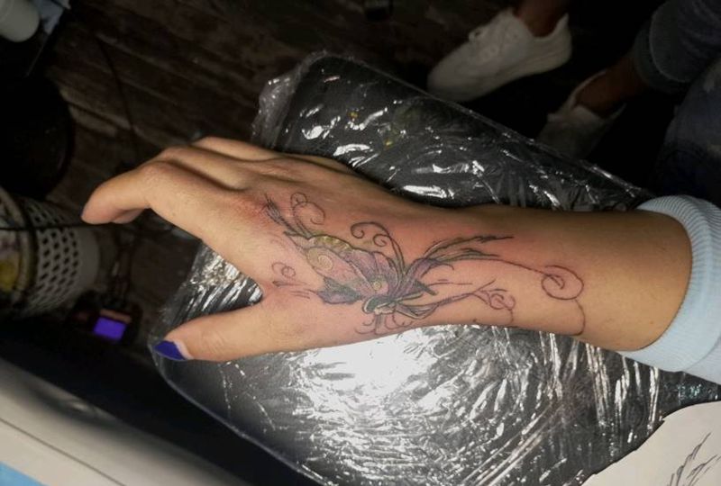 蝶女纹身图片_手部水彩虎口蝴蝶纹身图案