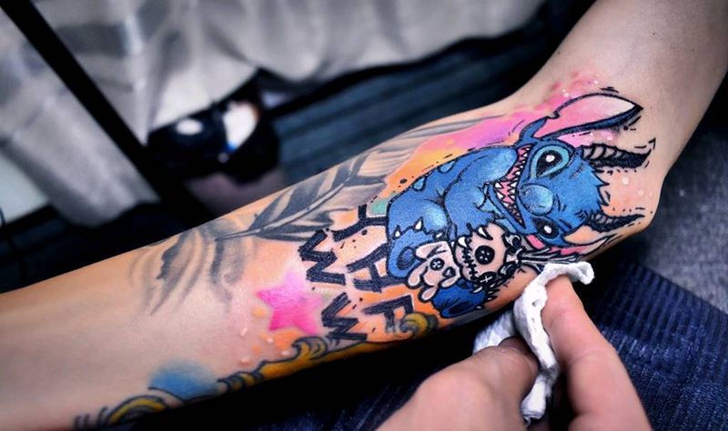 史迪仔纹身图片_手臂New School水彩史迪仔纹身图案