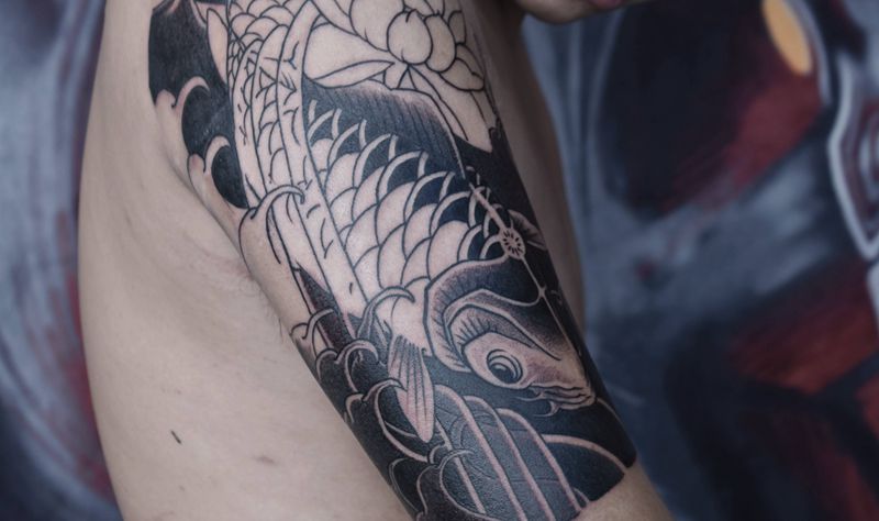 老传统鱼未完纹身图片_手臂老传统鱼老传统黑灰老传统纹身图案