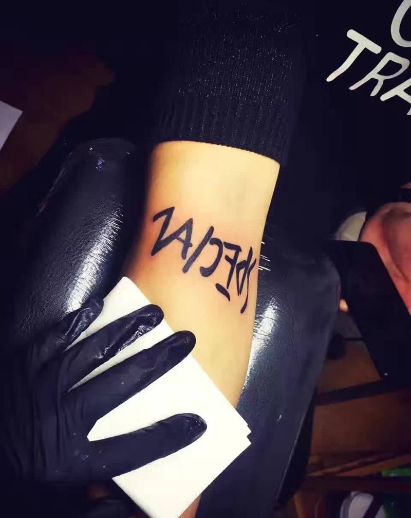 手写体和V杀纹身图片