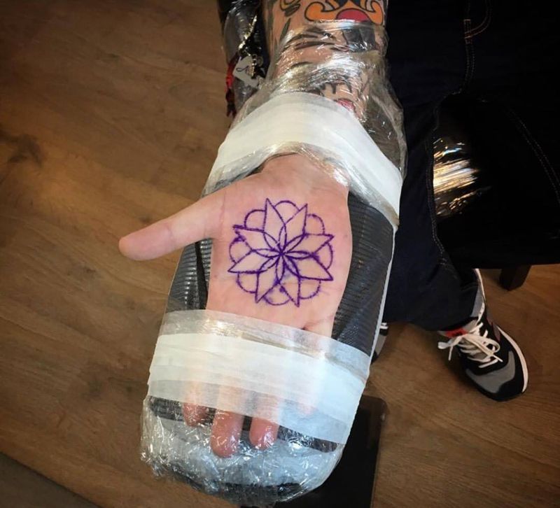 纹身请别瞎几把乱动！JK tattoo studio-垚 出品纹身图片_手部清新几何原创纹身图案