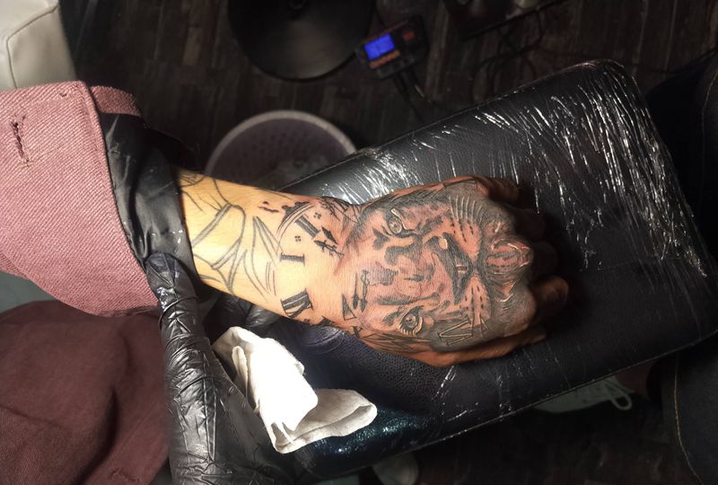 狮子纹身图片_手部水墨狮子纹身图案