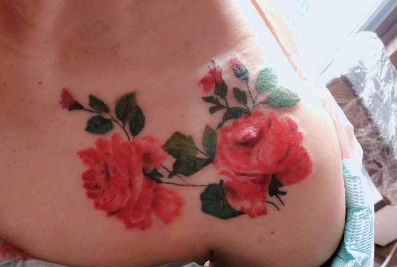 疤痕遮盖  花纹身图片_肩部胸部水彩新传统玫瑰花纹身图案