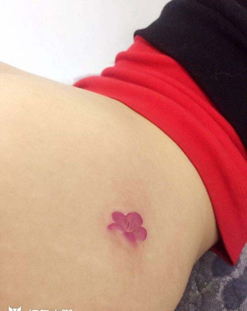 小樱花纹身图片_成品臀部清新植物原创情侣纹身图案