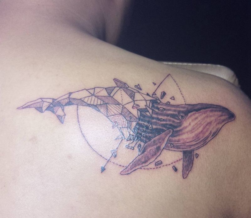 鲸鱼纹身图片_肩部背部几何点刺纹身图案