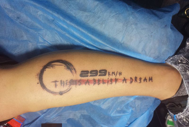 299纹身图片_腿部花体字水墨英文纹身图案