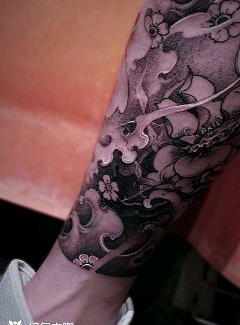 荷花纹身图片_腿部新传统荷花新传统鱼纹身图案