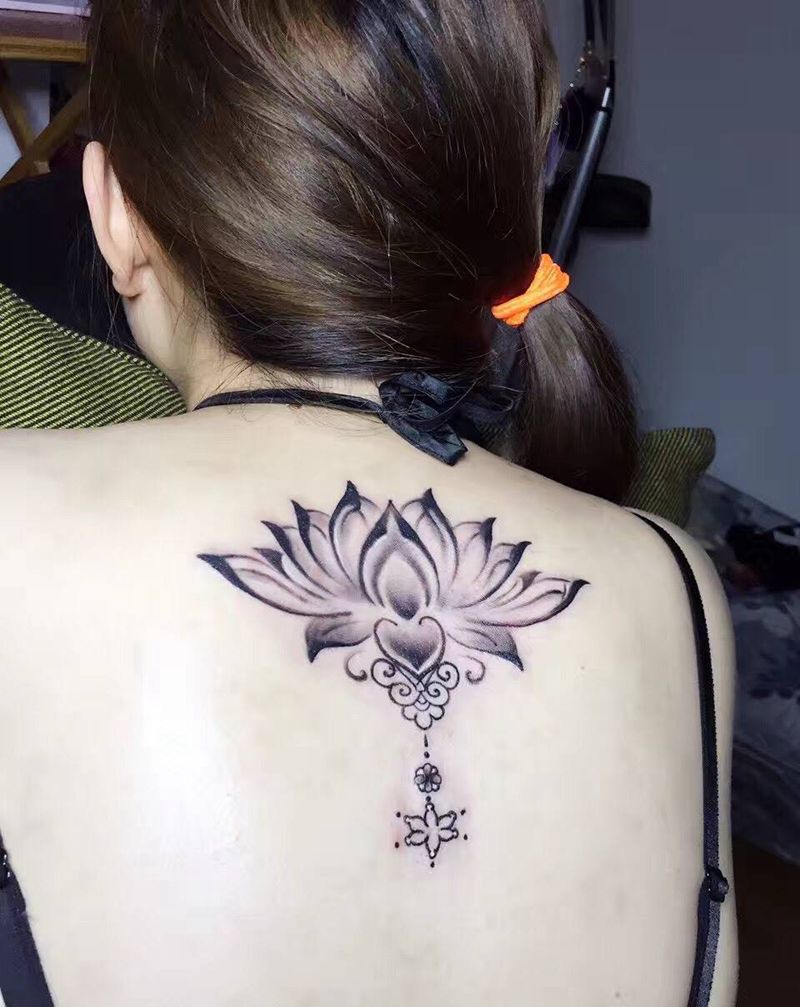 莲花纹身图片_成品背部传统纹身图案