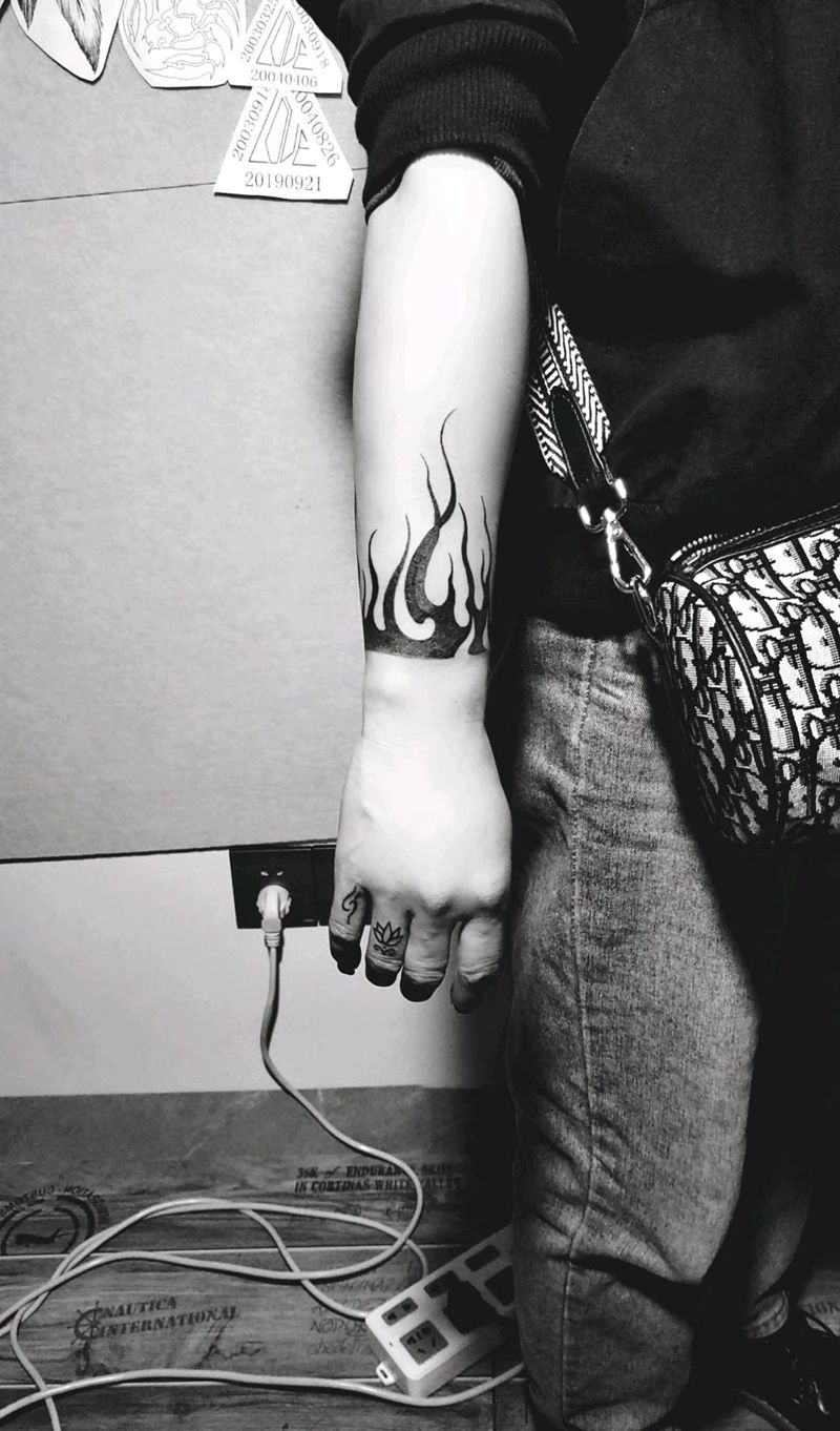 火焰 手环纹身图片_手臂点刺纹身图案