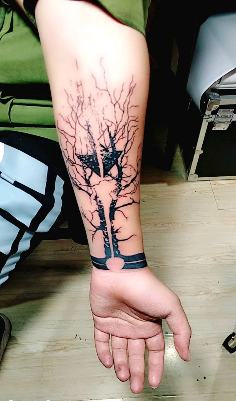 生命树纹身图片_手臂新传统点刺纹身图案