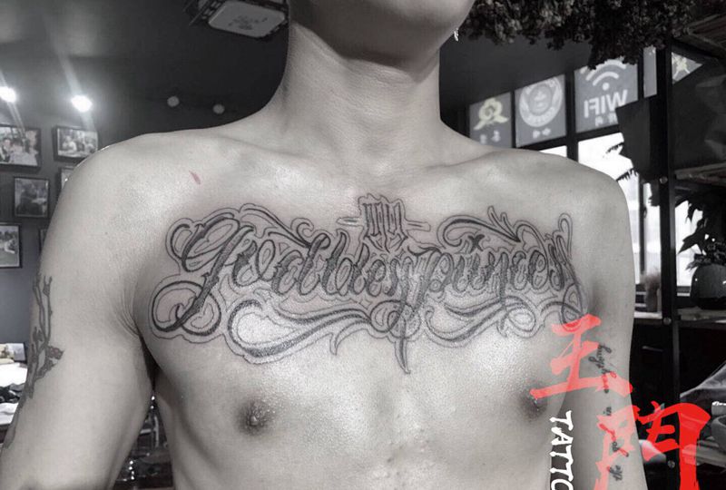 奇卡诺纹身图片_胸部花体字纹身图案