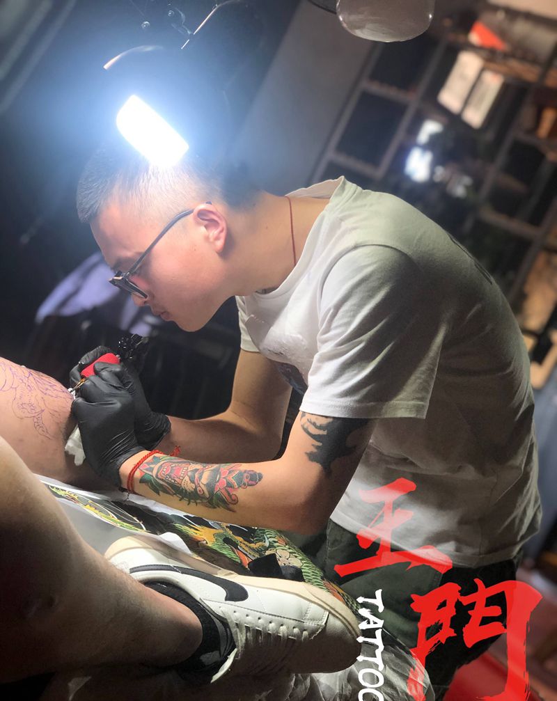 王门刺青师By唐僧纹身图片_腿部老传统纹身图案