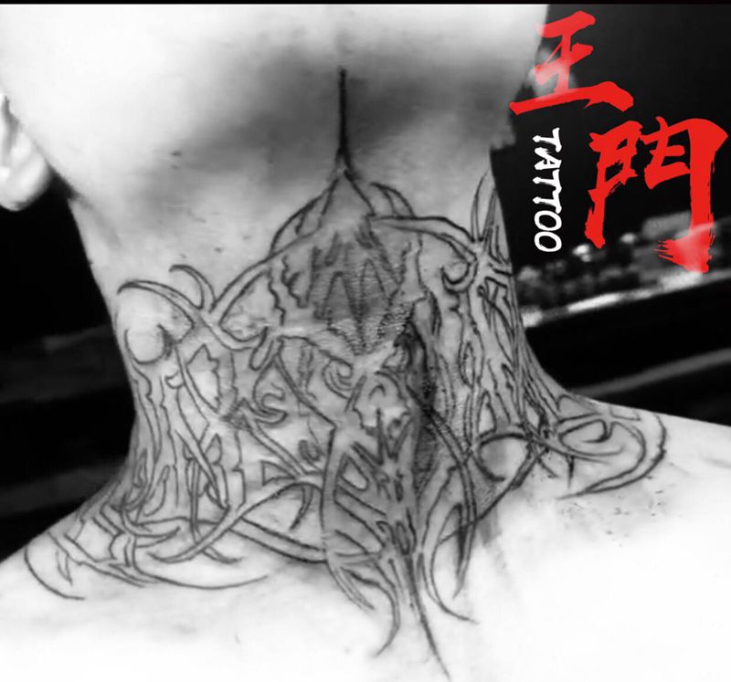 奇卡诺花体纹身图片_颈部花体字纹身图案