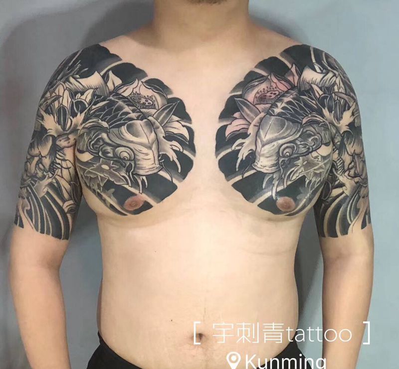 年年有鱼纹身图片_胸部背部老传统新传统纹身图案