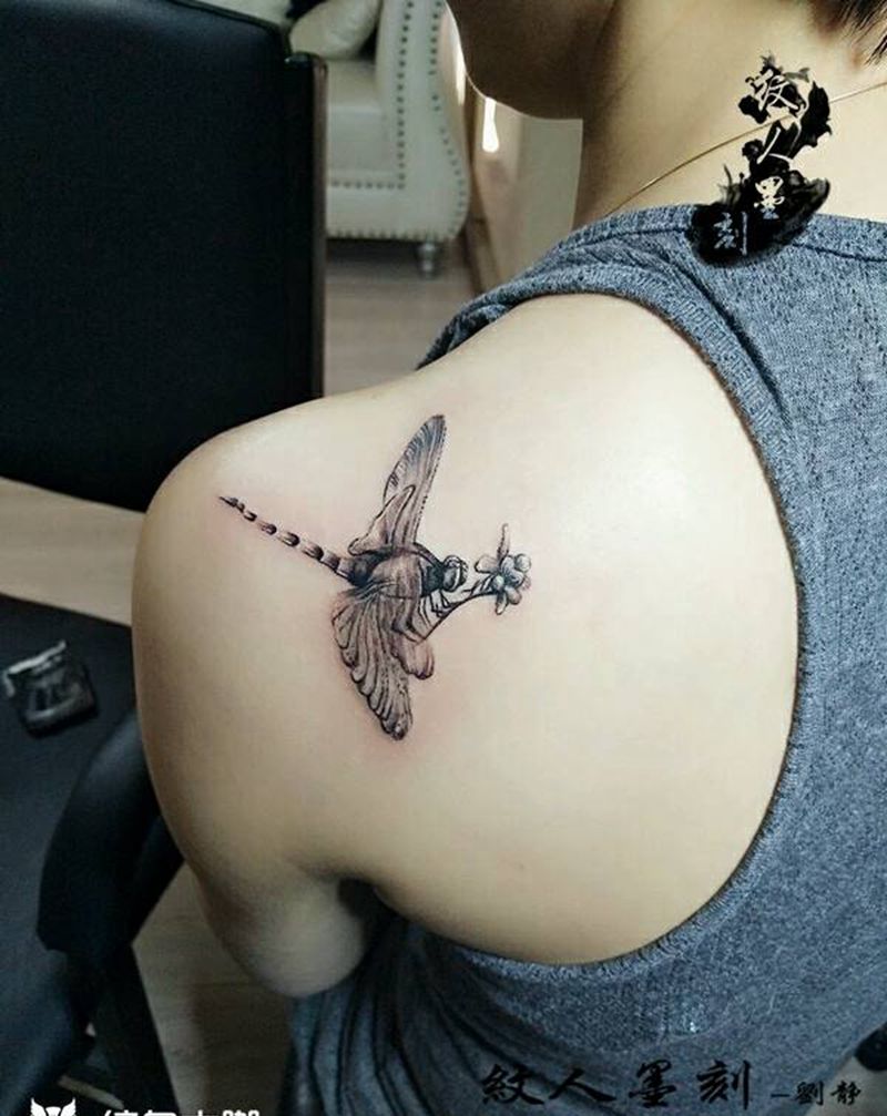 蜻蜓纹身图片_肩部清新动物昆明云南纹人墨刻成品纹身图案