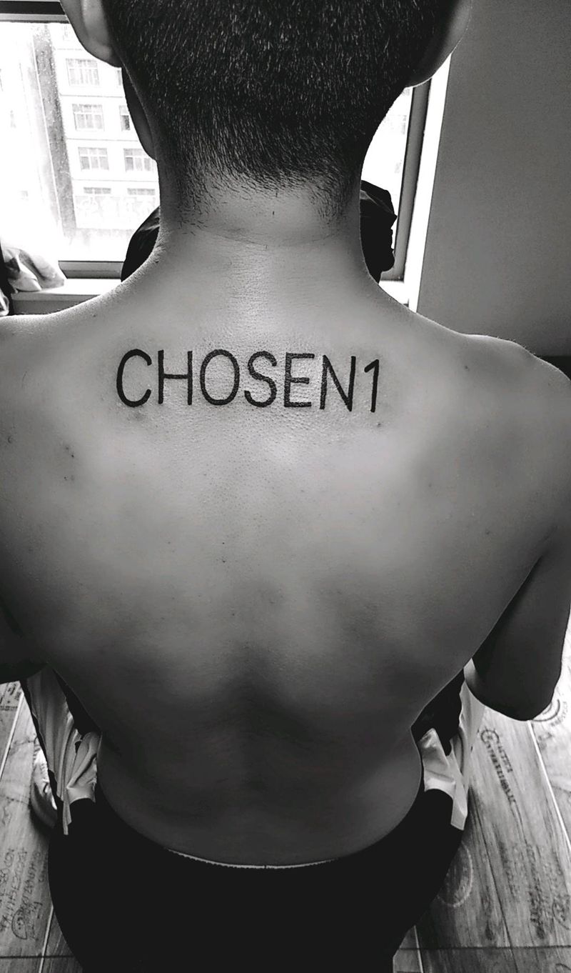 字母纹身图片_背部手臂点刺纹身图案