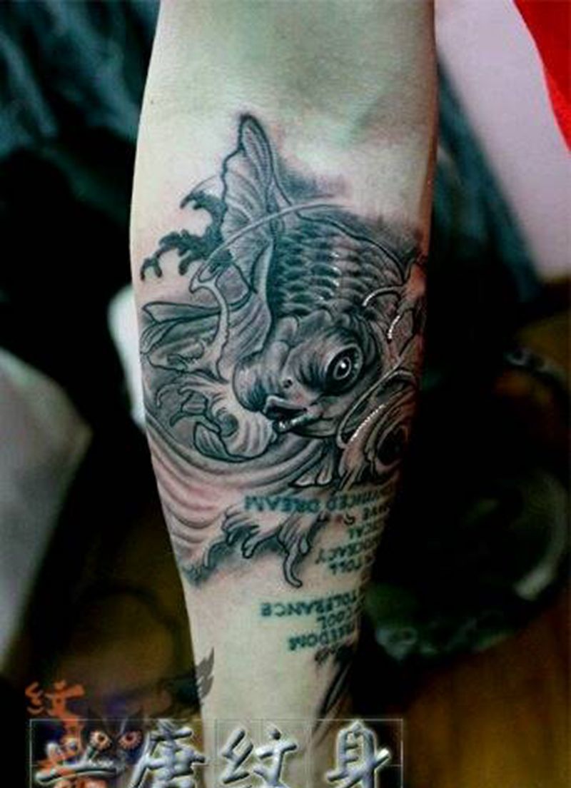 小小金鱼纹身图片_手臂传统动物纹身图案