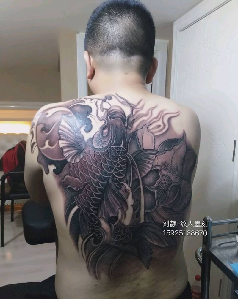 年年有余纹身图片_背部传统动物昆明云南纹人墨刻成品纹身图案