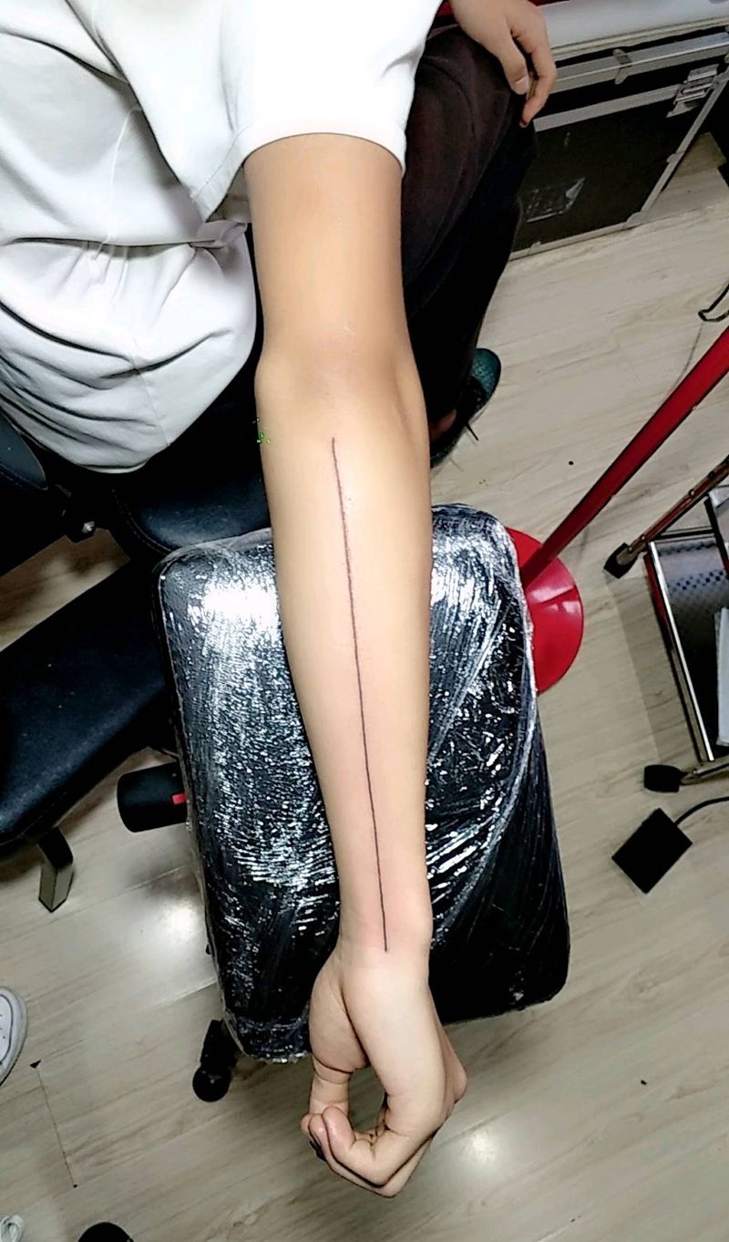 线纹身图片_手臂点刺纹身图案