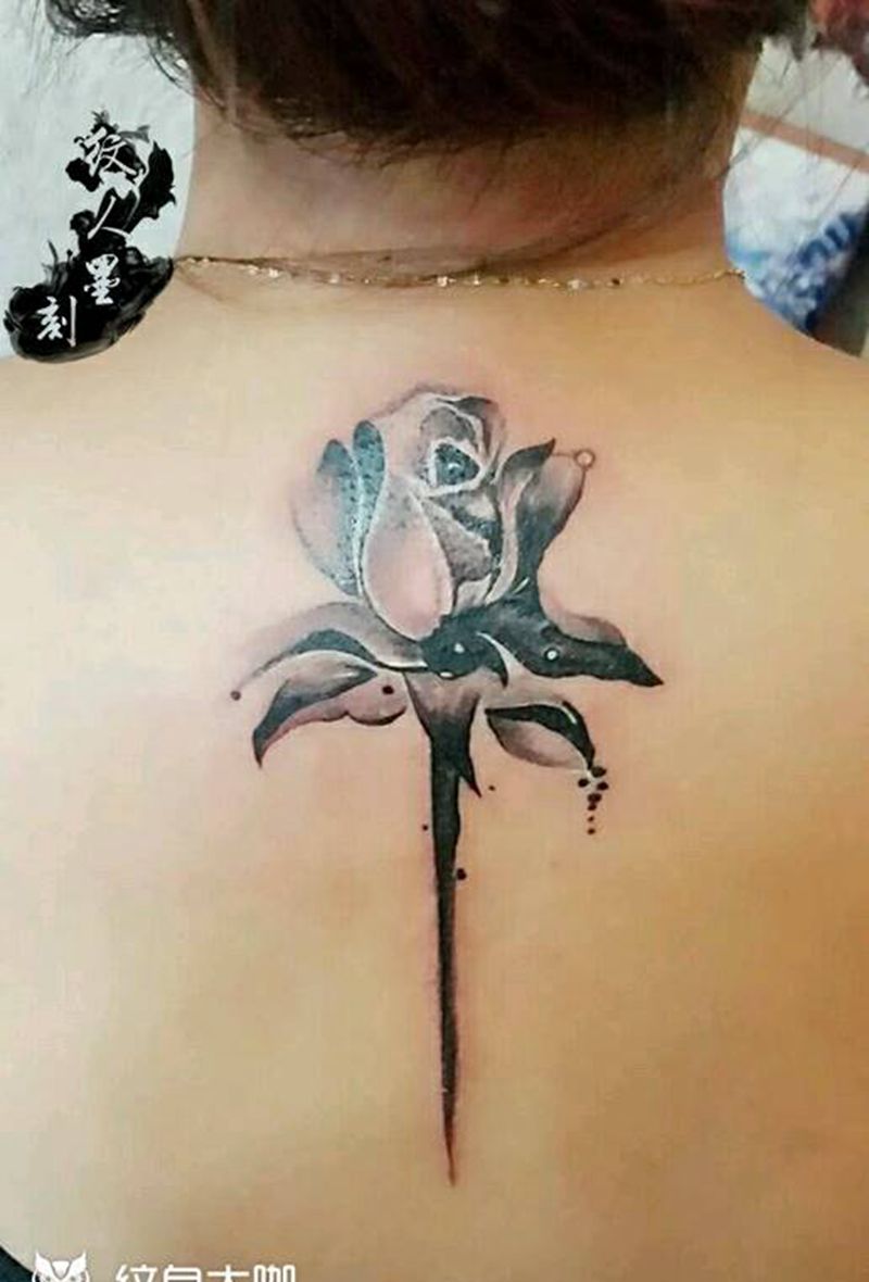 花儿纹身图片_背部传统植物昆明云南纹人墨刻成品纹身图案