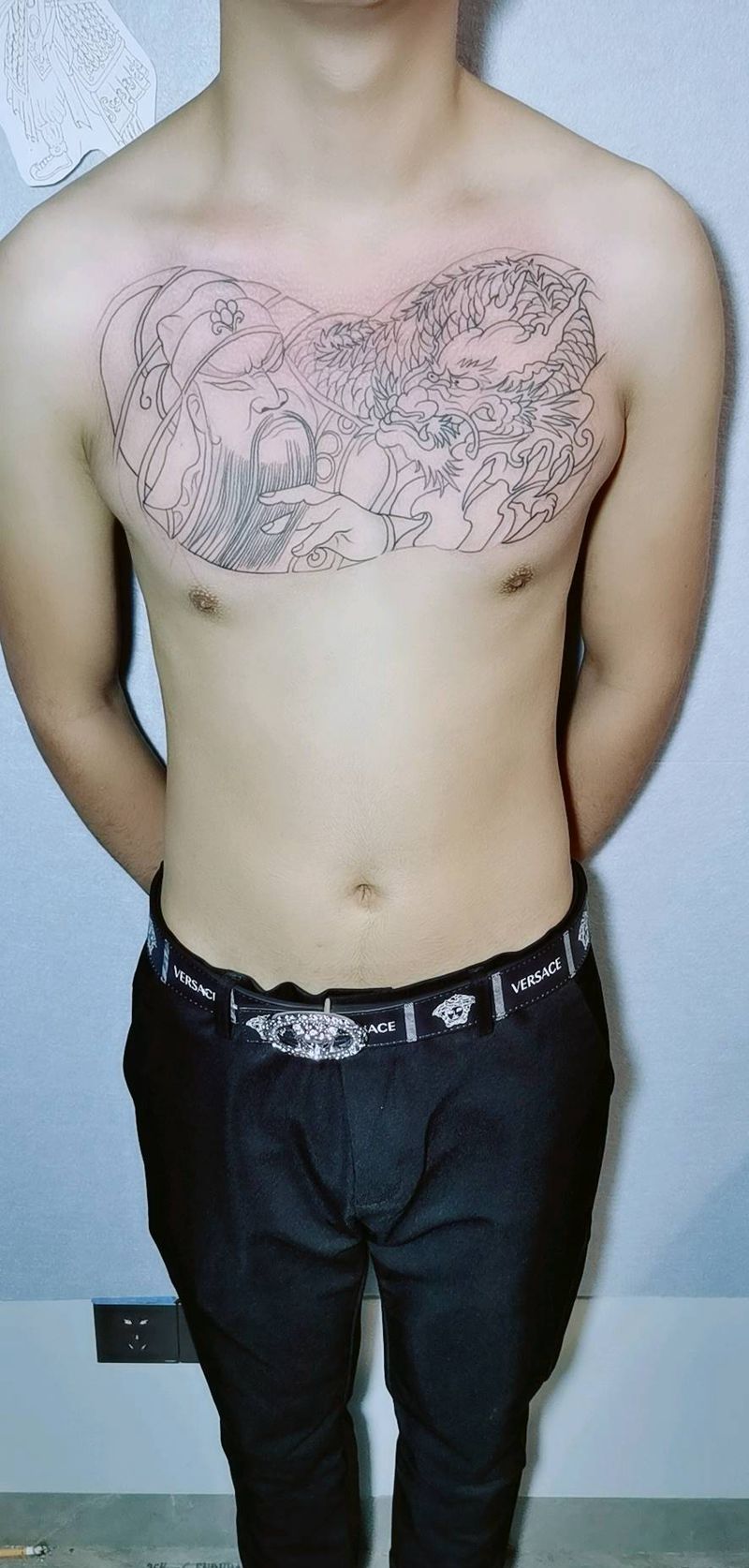 花胸  线条纹身图片_胸部纹身图案