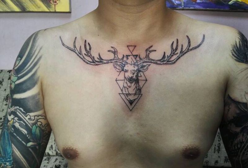 鹿纹身图片_胸部欧美动物成品纹身图案