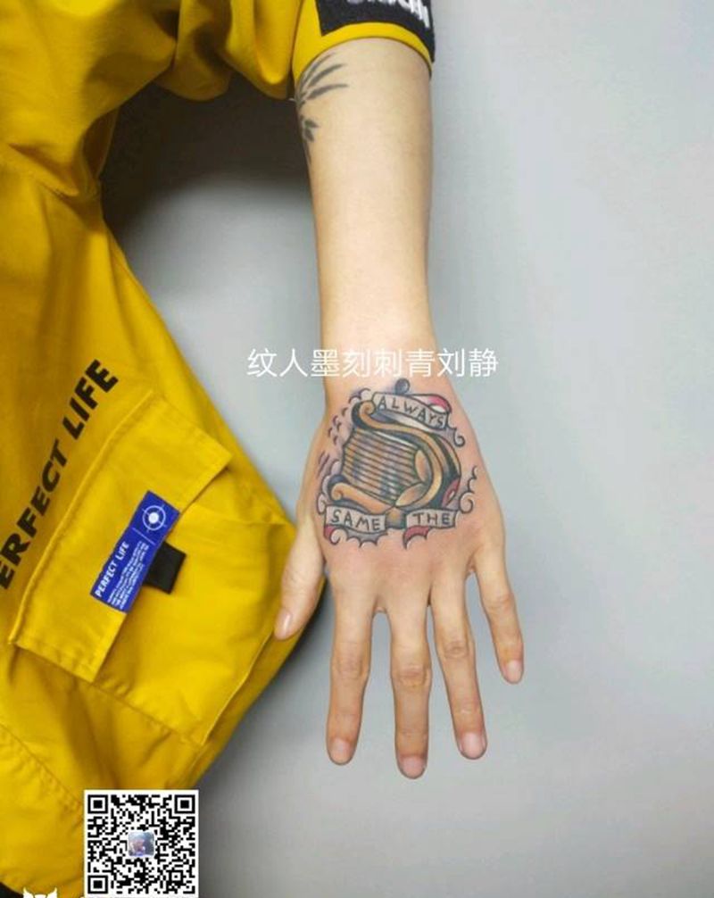 马掌纹身图片_手部老传统纹身图案