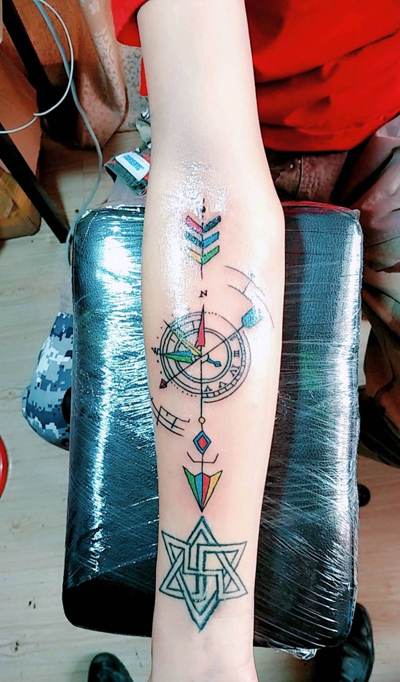 几何指南针纹身图片_手臂新传统纹身图案