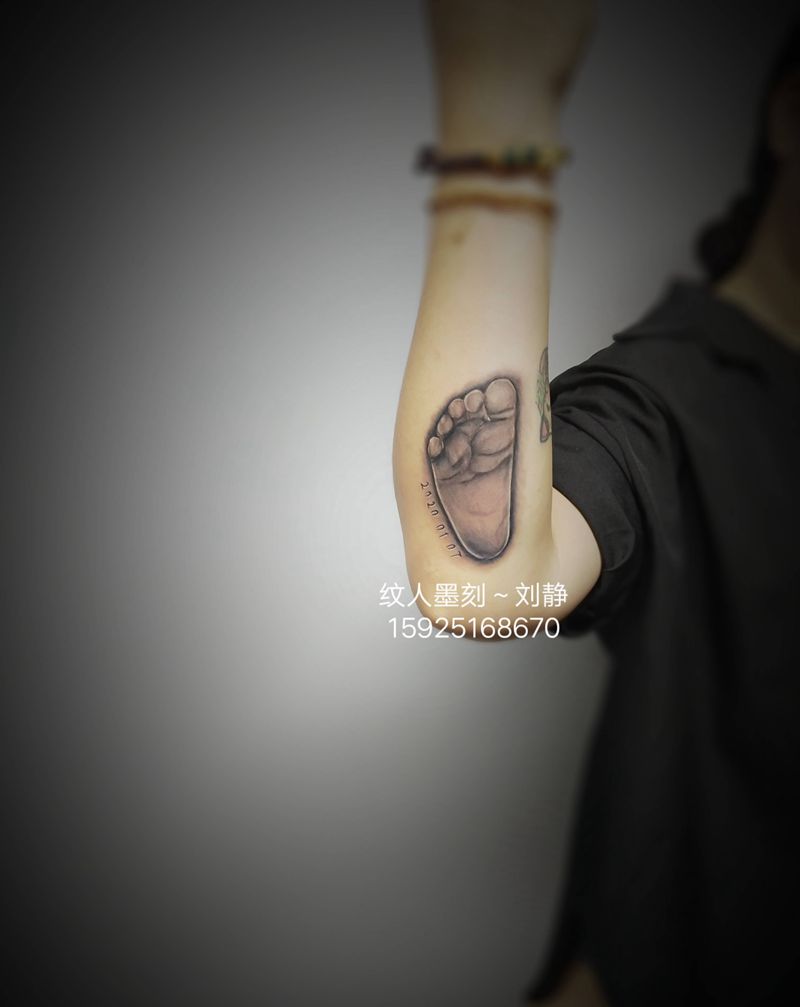 儿子的小脚丫纹身图片_手臂欧美写实写实纹身图案