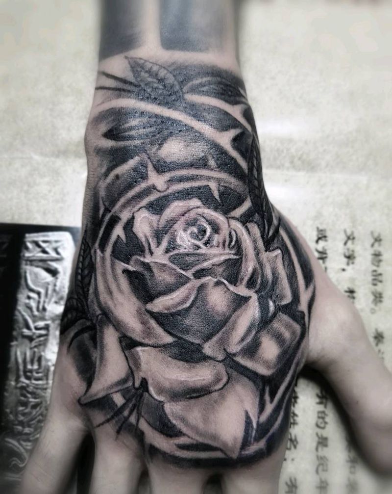 玫瑰纹身图片_手部写实植物原创成品纹身图案