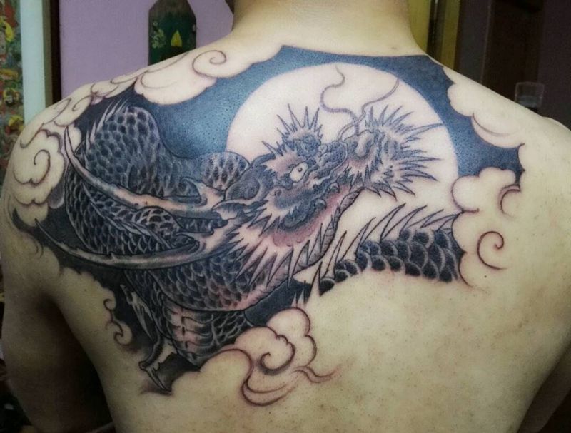 遮盖旧图纹身图片_背部传统动物成品纹身图案