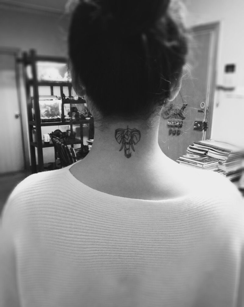 小象纹身图片_颈部清新动物成品纹身图案