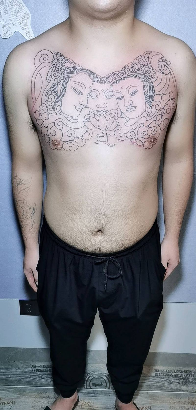 三面佛  花胸  线条纹身图片_胸部纹身图案