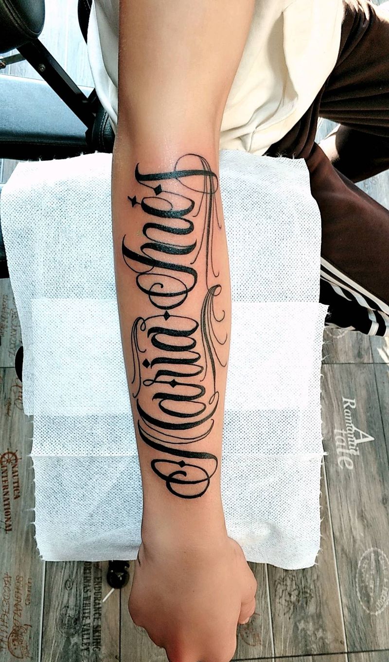 花体字纹身图片_手臂花体字纹身图案