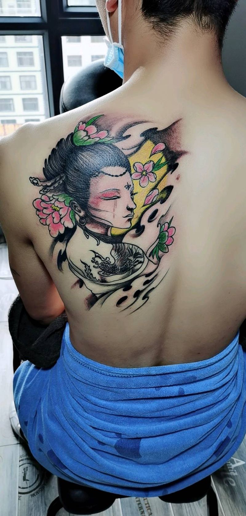 艺j姬纹身图片_背部纹身图案