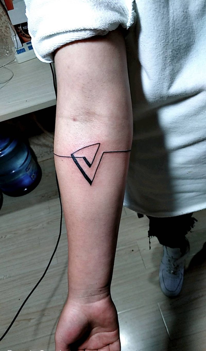 线纹身图片_手臂几何新传统纹身图案