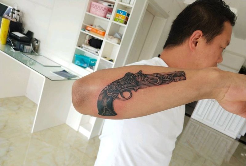 枪纹身图片