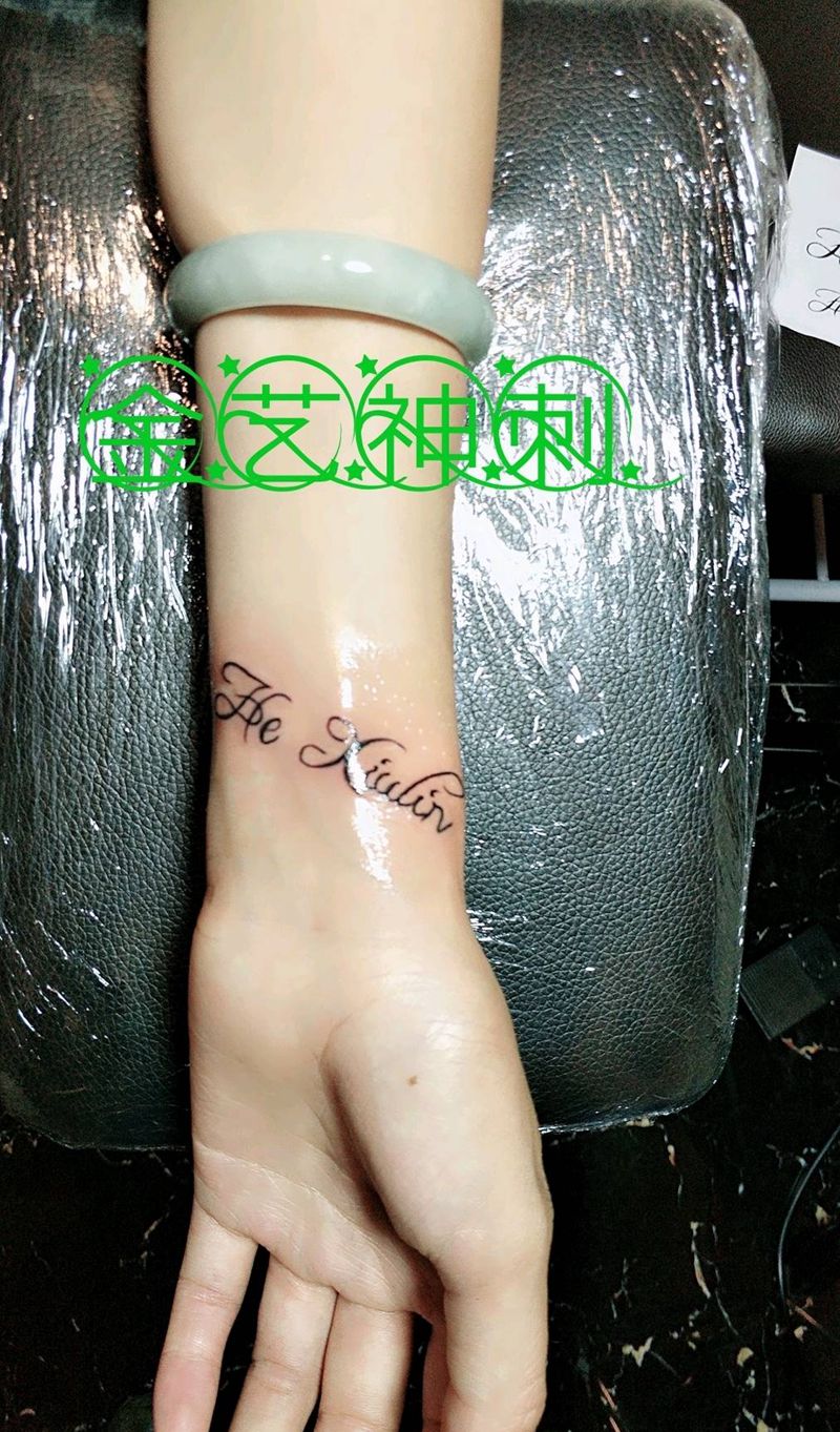 英文名字纹身图片_手部清新字符成品纹身图案
