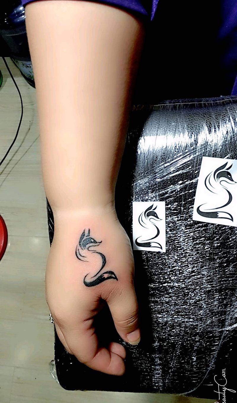 小狐狸纹身图片_手部图腾点刺纹身图案