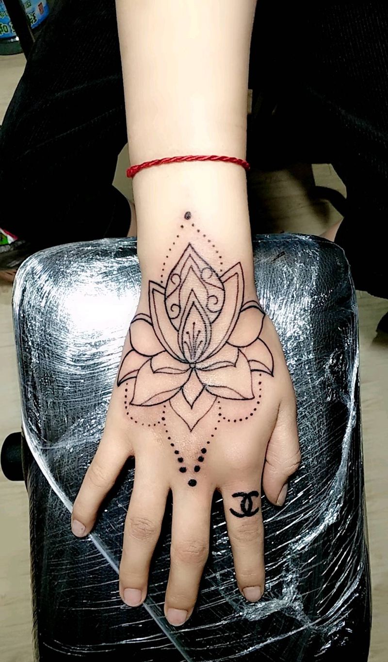 几何莲花纹身图片_手部点刺几何纹身图案