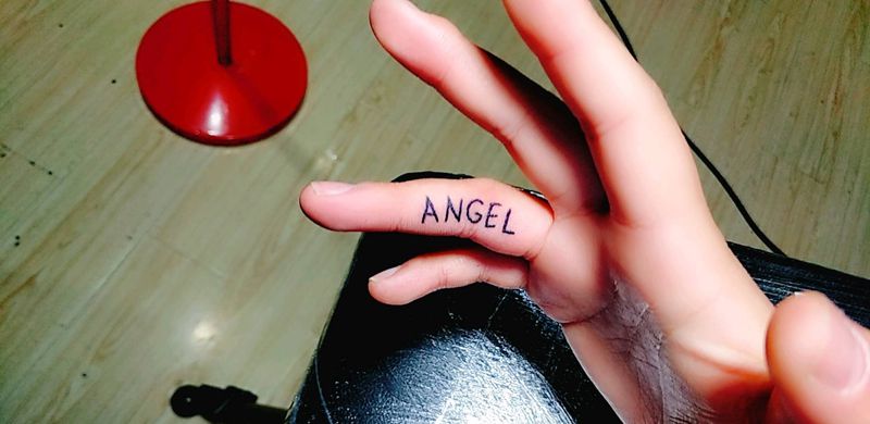 字母纹身图片_手部点刺纹身图案