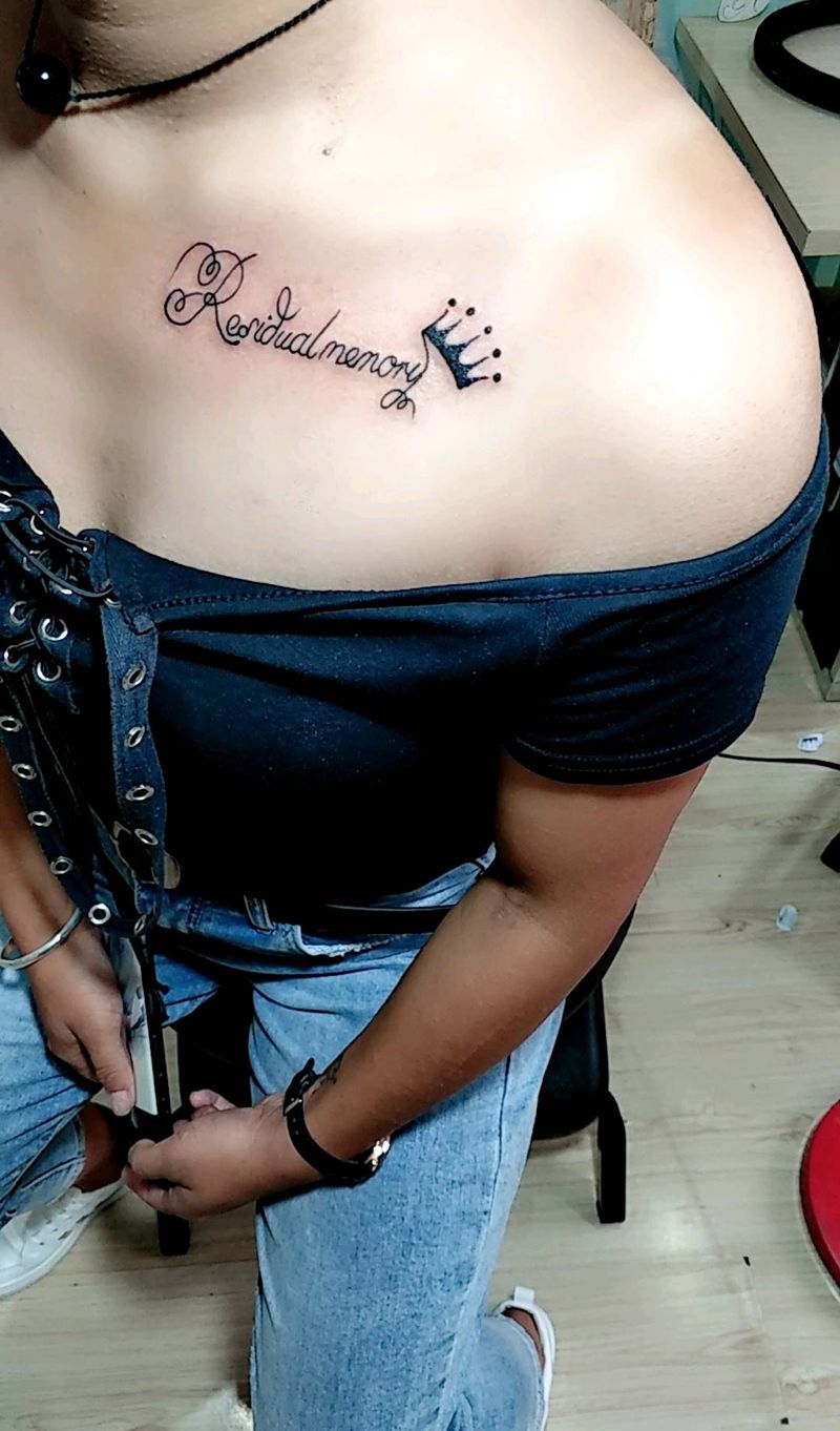 锁骨 英文纹身图片_胸部点刺纹身图案