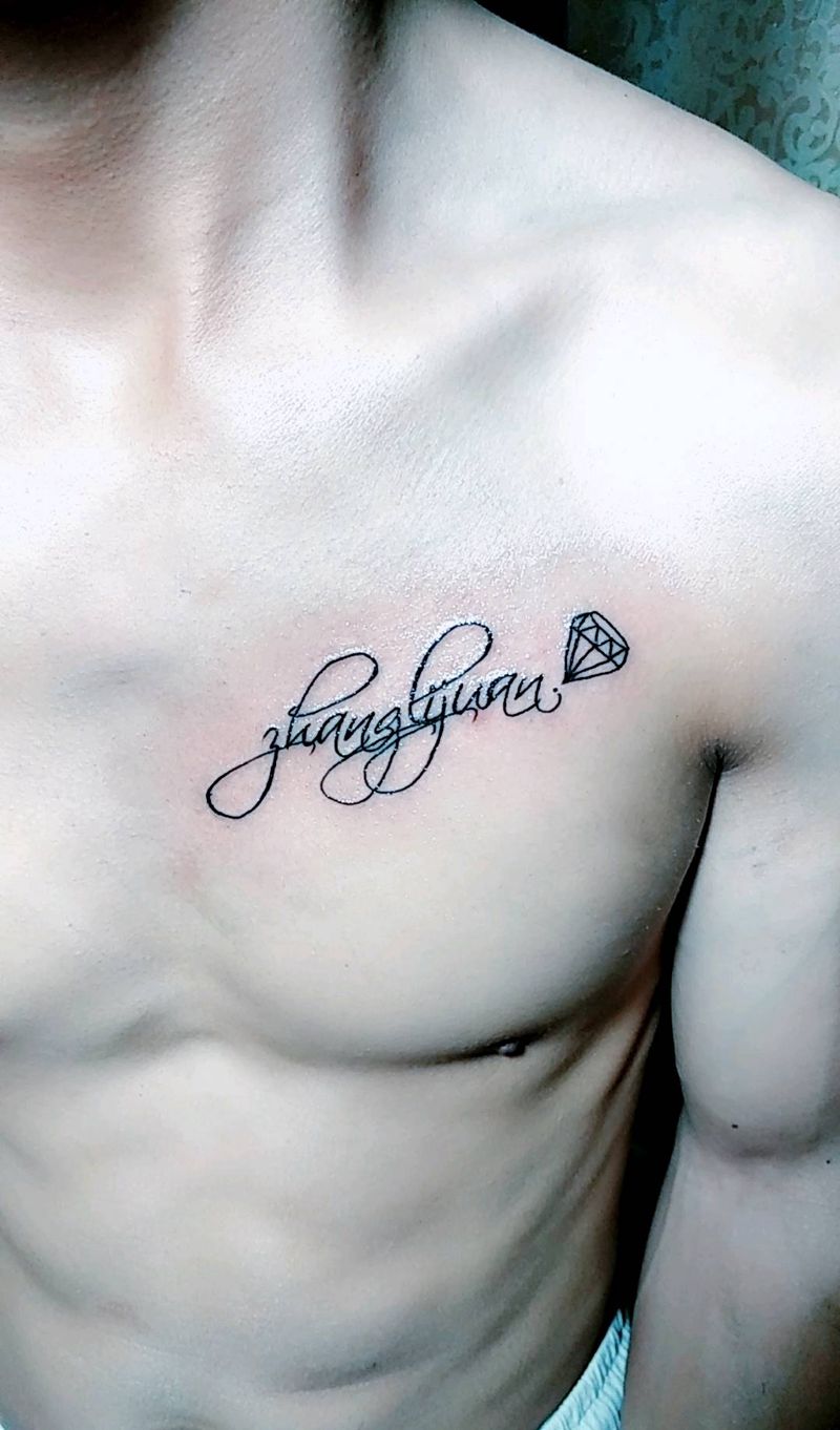 锁骨英文纹身图片_胸部花体字纹身图案