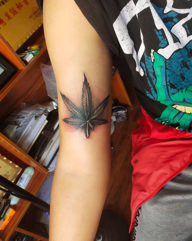 麻叶纹身图片_手臂写实纹身图案