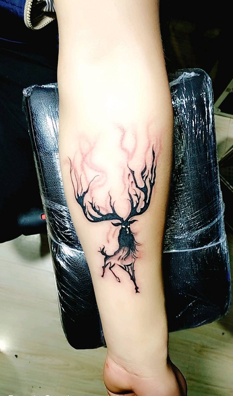 小鹿纹身图片_手臂水墨新传统纹身图案