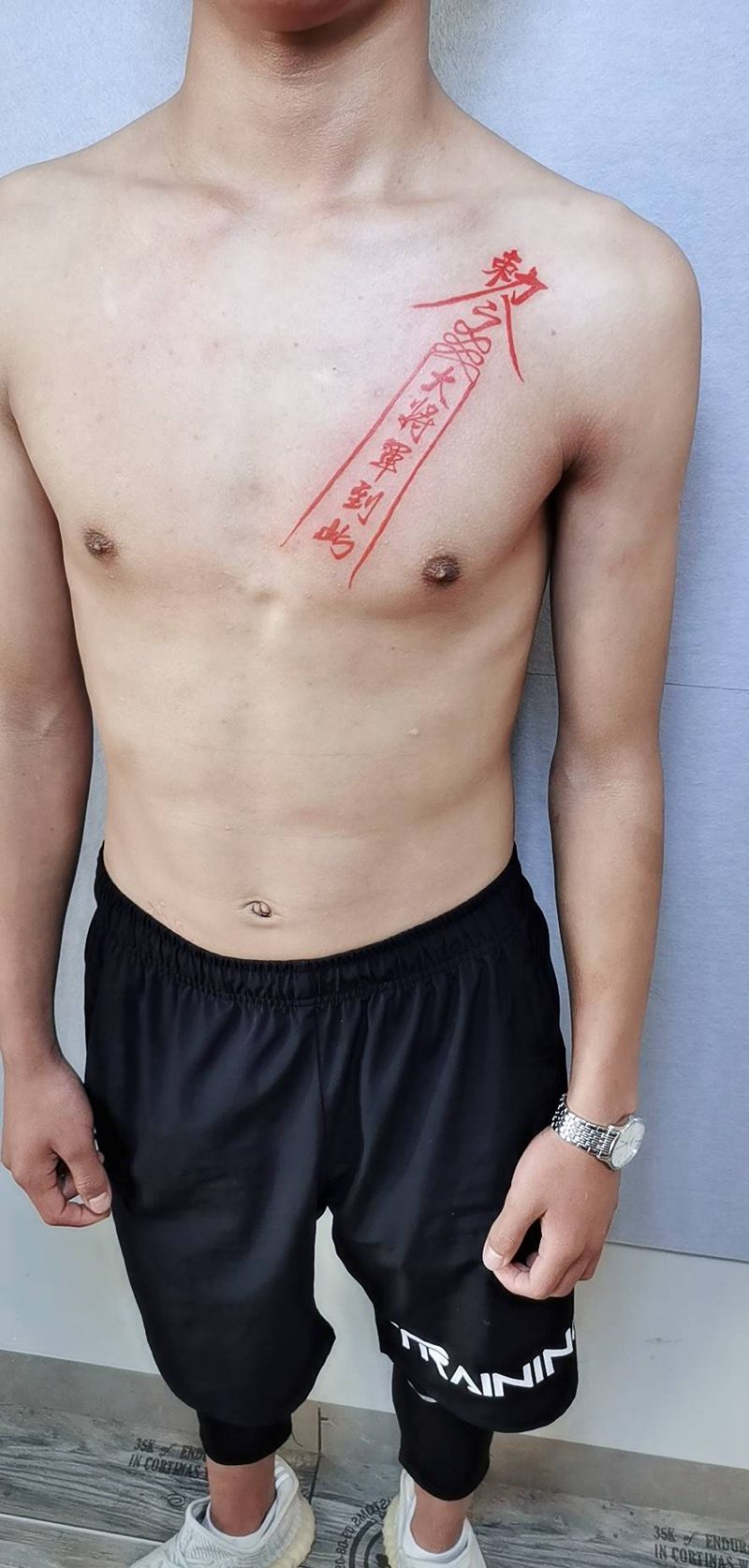 符纹身图片_胸部纹身图案