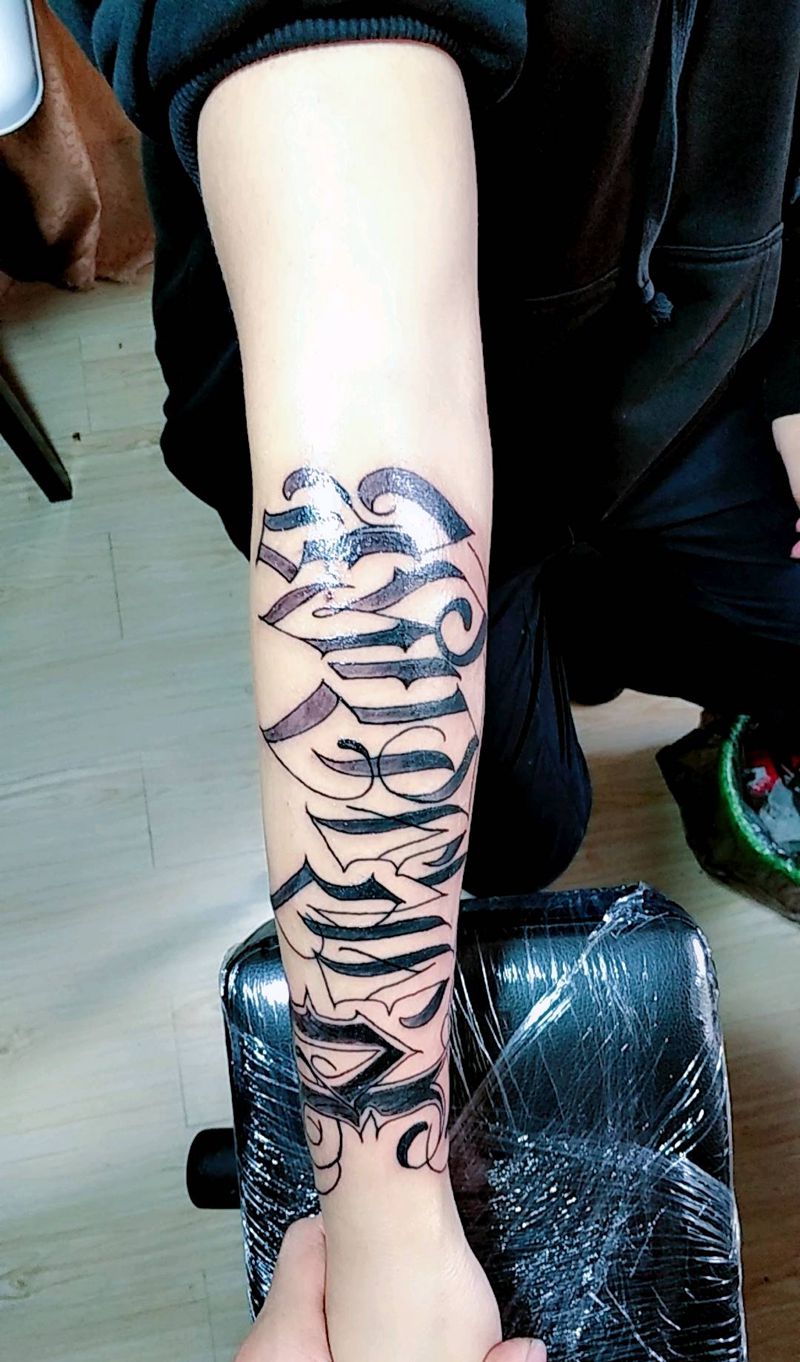 花体字纹身图片_手臂花体字纹身图案