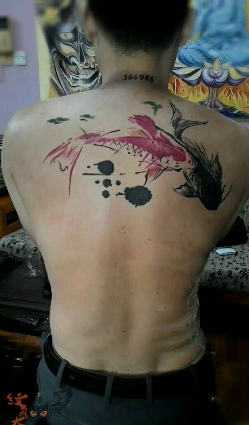 双鱼水墨纹身图片_背部传统动物纹身图案